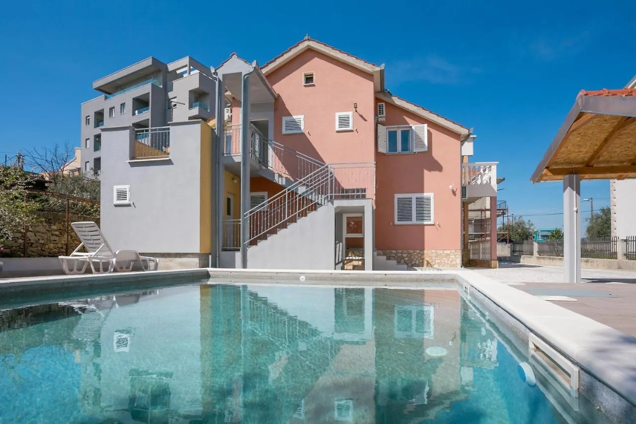 Family Friendly Apartments With A Swimming Pool Split - 21026 contacts