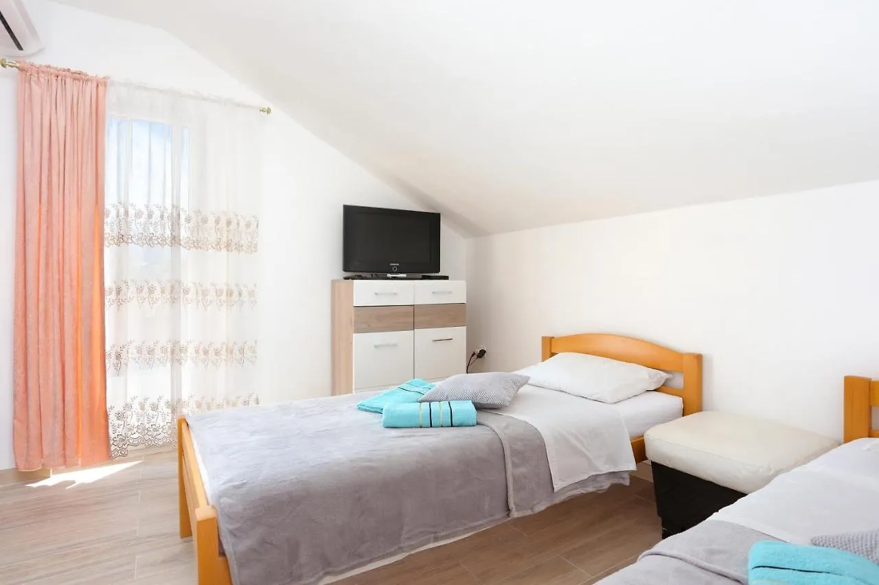 Family Friendly Apartments With A Swimming Pool Split - 21026