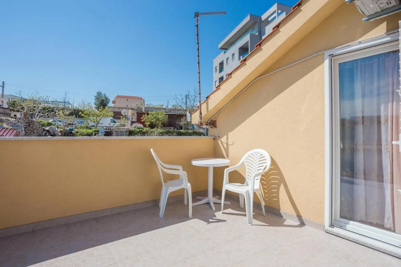 Family Friendly Apartments With A Swimming Pool Split - 21026