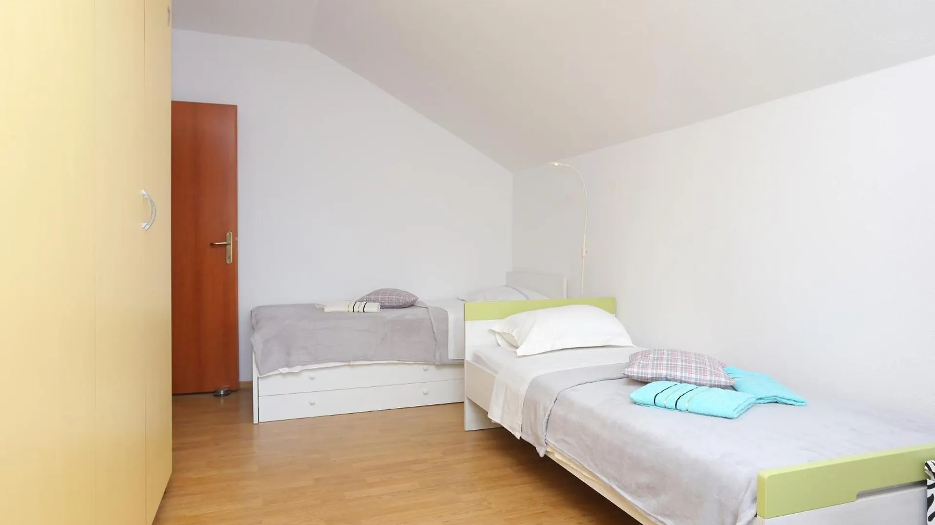 Family Friendly Apartments With A Swimming Pool Split - 21026 0*,