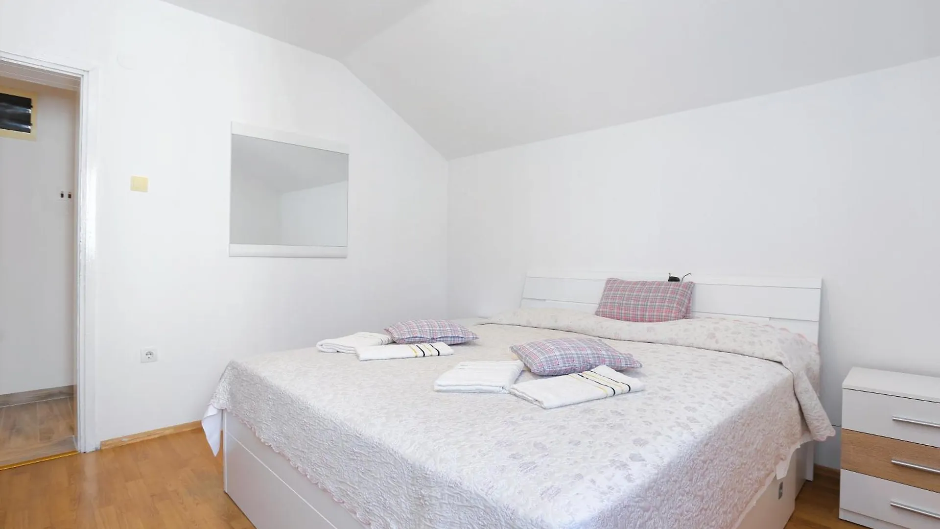 Family Friendly Apartments With A Swimming Pool Split - 21026