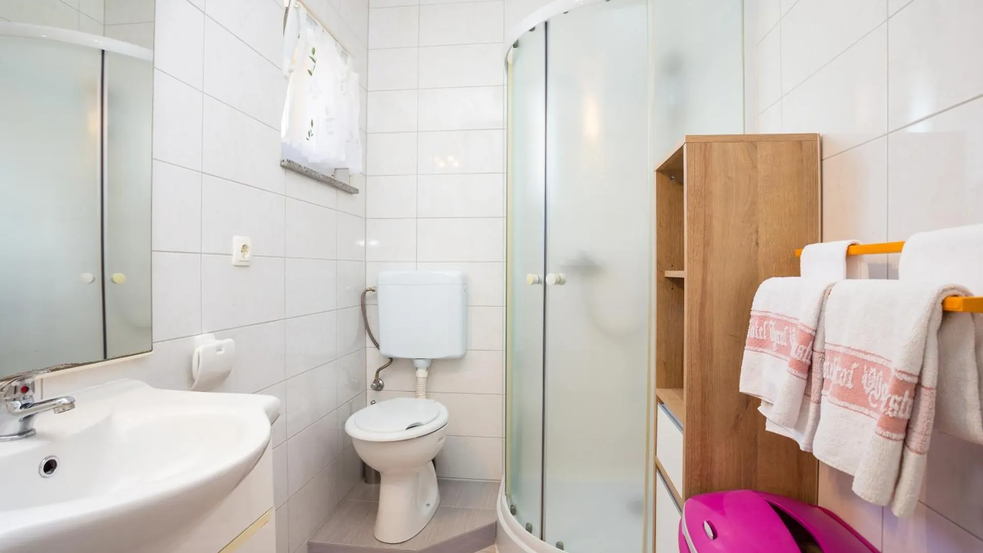 Family Friendly Apartments With A Swimming Pool Split - 21026