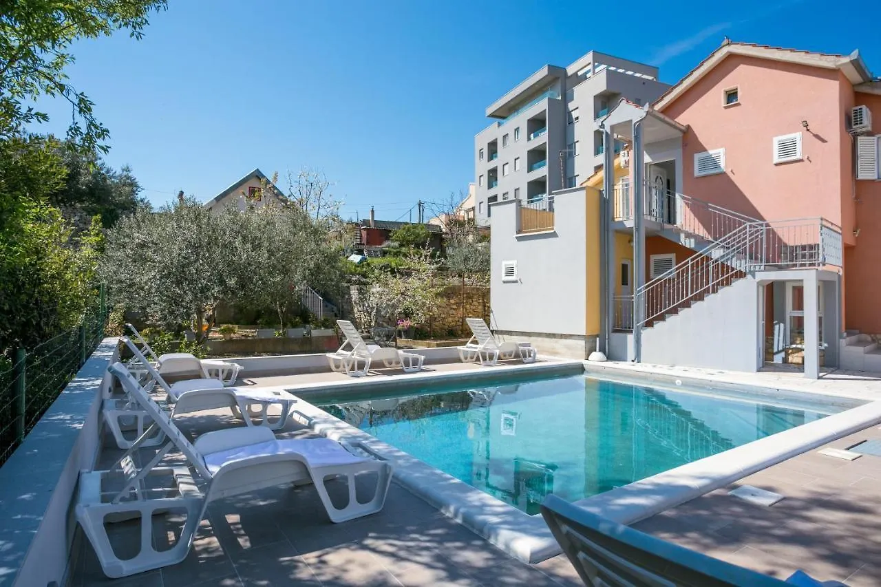 Family Friendly Apartments With A Swimming Pool Split - 21026