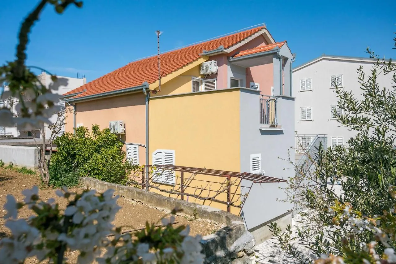 Family Friendly Apartments With A Swimming Pool Split - 21026