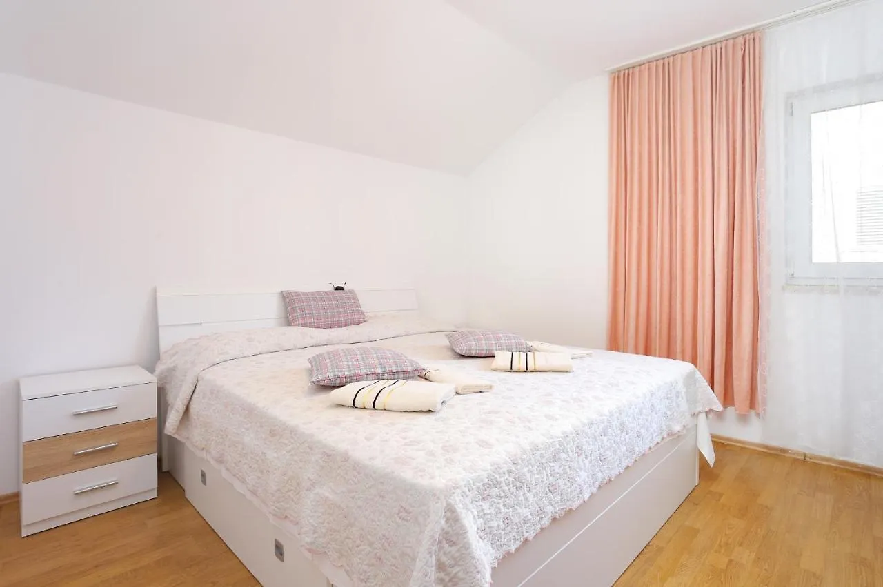 Family Friendly Apartments With A Swimming Pool Split - 21026