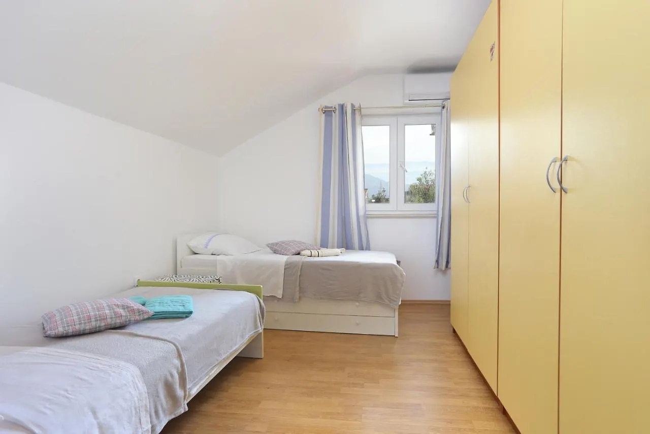 Family Friendly Apartments With A Swimming Pool Split - 21026 Croacia