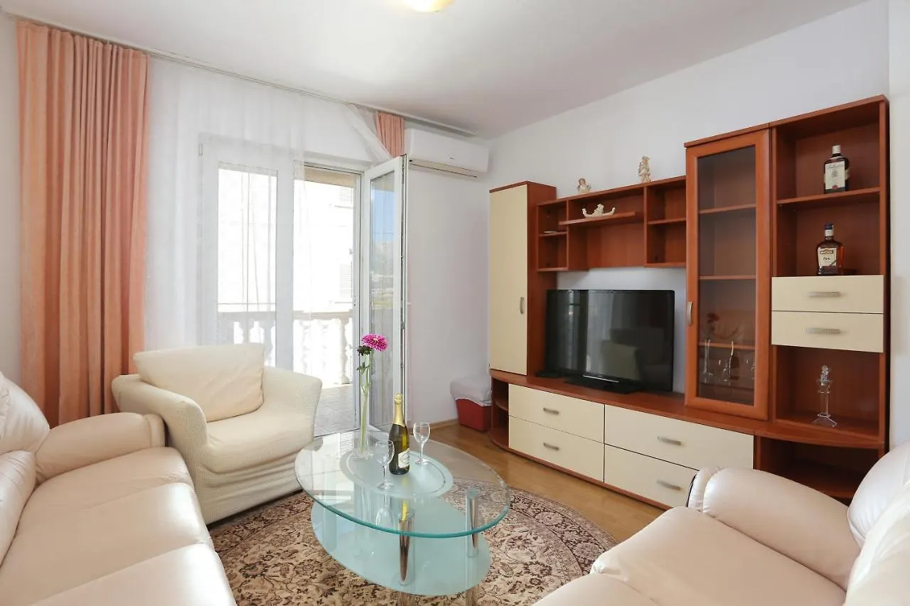 Family Friendly Apartments With A Swimming Pool Split - 21026