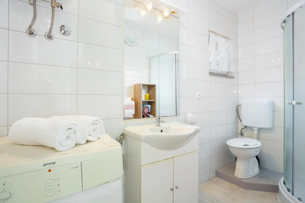 Family Friendly Apartments With A Swimming Pool Split - 21026