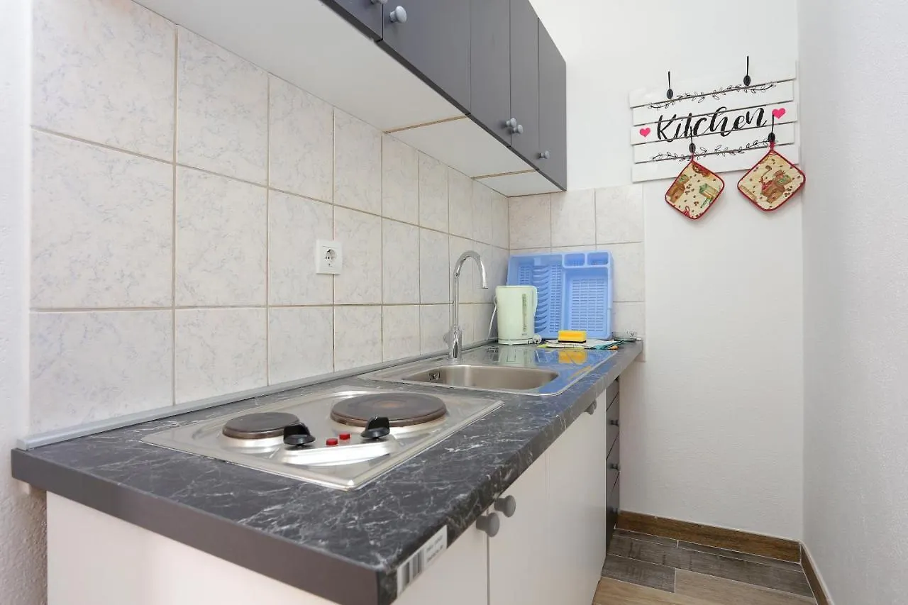 Family Friendly Apartments With A Swimming Pool Split - 21026